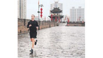 Mark Zuckerberg colgó en Facebook imágenes de su “footing” mañanero por la muralla de Xian y lo hizo desde la misma China.