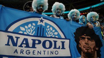 Los hinchas argentinos ovacionaron a Maradona durante el partido con México.
