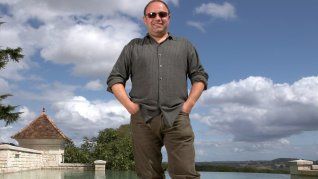 Un perfil reservado y decisiones de alto impacto trazan el recorrido de una fortuna construida entre dos mundos. Un perfil reservado y decisiones de alto impacto trazan el recorrido de una fortuna construida entre dos mundos.