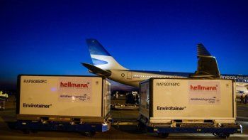 llego un vuelo desde china con vacunas y argentina supero las 27 millones de dosis recibidas