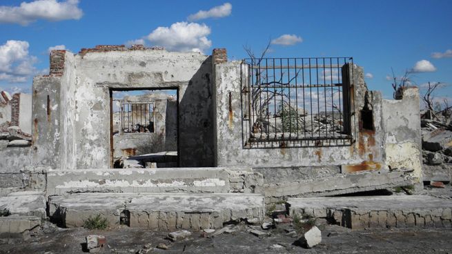 Ruinas cubiertas de sal, árboles petrificados y estructuras fantasmas narran en silencio la historia sumergida de Epecuén, en el sudoeste bonaerense.