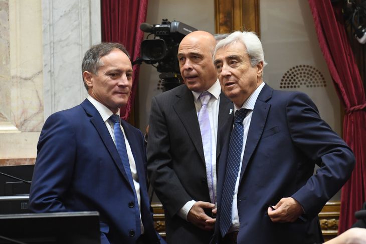 Libertarios y aliados dialogan en la sesión: Camau Espínola, Bartolomé Abdala y Eduardo Galaretto. Libertarios y aliados dialogan en la sesión: Camau Espínola, Bartolomé Abdala y Eduardo Galaretto.