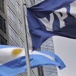 La defensa argentina argumentó que un tribunal local debía determinar la jerarquía normativa entre la ley de expropiación, que permitió estatizar el 51% de la firma, y los estatutos internos que obligaban al lanzamiento de una OPA al superar el 15% del paquete accionario. La defensa argentina argumentó que un tribunal local debía determinar la jerarquía normativa entre la ley de expropiación, que permitió estatizar el 51% de la firma, y los estatutos internos que obligaban al lanzamiento de una OPA al superar el 15% del paquete accionario.