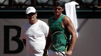 Toni y Rafael Nadal, cuando ambos trabajaban juntos. El coronavirus también afecta a los deportistas, lanzó el entreandor.