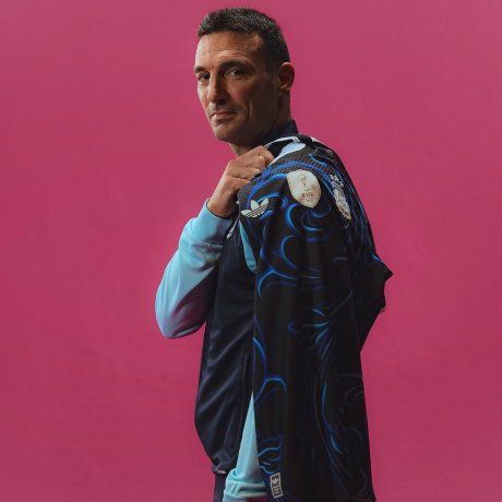 Scaloni fue parte de la presentación del uniforme alternativo. Scaloni fue parte de la presentación del uniforme alternativo.