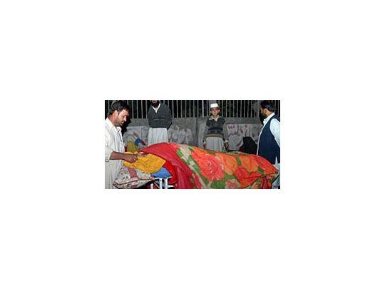 Al menos 160 muertos y miles de heridos deja fuerte sismo en Pakistán