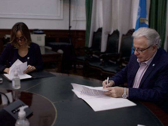 Galmarini y Barbieri. AySA y UBA firmaron dos acuerdos de trabajo mutuo.