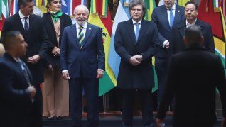 Javier Milei descendió al tercer lugar en el ranking de aprobación de presidentes latinoamericanos, superado por Lula Da Silva.