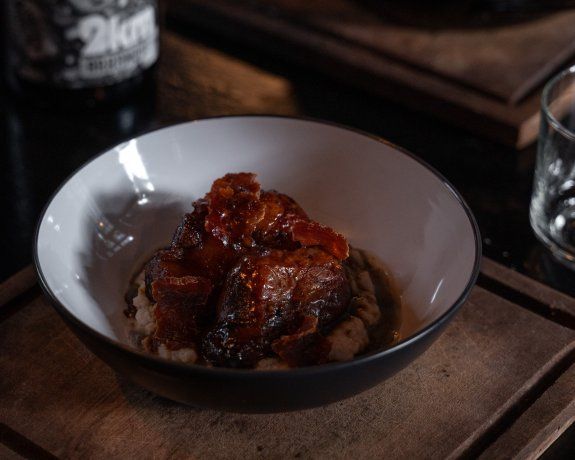 El lugar es amplio, cuenta con tres áreas diferenciadas y un patio con verde. El lugar es amplio, cuenta con tres áreas diferenciadas y un patio con verde.