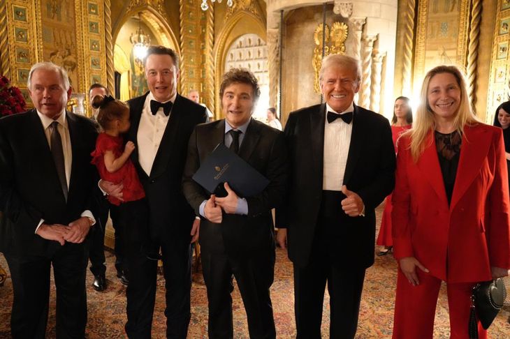 Tras idas y vueltas, el mandatario argentino y su hermana, Karina Milei, viajaron a Estados Unidos y posaron junto a Elon Musk y Donald Trump. Tras idas y vueltas, el mandatario argentino y su hermana, Karina Milei, viajaron a Estados Unidos y posaron junto a Elon Musk y Donald Trump.