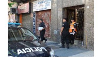 Asesinaron a una mujer a puñaladas en Flores y creen que la mató su pareja, que luego intentó suicidarse.