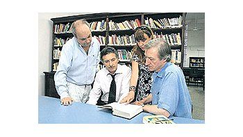 ámbito.com | Antes de sualmuerzocon AlbertoFernández,MauricioMacri visitóla BibliotecaMiguel Canéjunto alescritorbritánicoJulianBarnes.