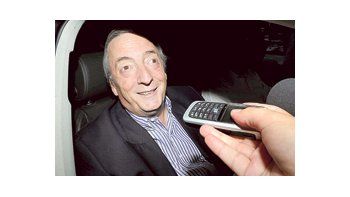 ámbito.com | Néstor Kirchner ayer, camino a Olivos. Dejó el sanatorio donde permaneció desde que fue operado de urgencia el domingo.