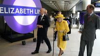 La reina Isabel II en el metro de Londres.