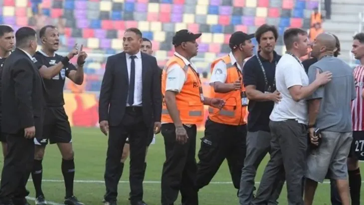 El momento en que se produjeron los insultos de Juan Sebastián Verón contra el árbitro Darío Herrera, tras el partido entre Estudiantes y Rosario Central. El momento en que se produjeron los insultos de Juan Sebastián Verón contra el árbitro Darío Herrera, tras el partido entre Estudiantes y Rosario Central.