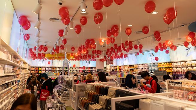 Clientes recorren el primer local de MINISO en la peatonal Florida, con fuerte presencia de productos, globos y una alta circulación en los primeros días de apertura