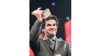 El cineasta iraní opositor Jafar Panahi fue condenado a seis años de cárcel y veinte de inhabilitación para filmar.