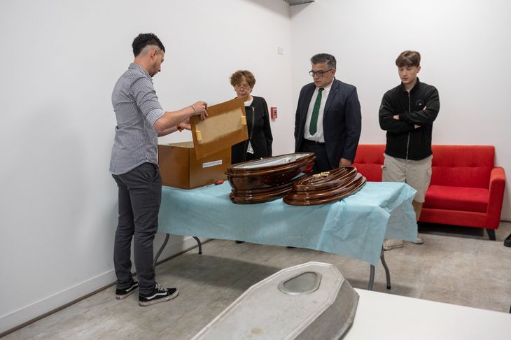 Miembros del EAAF entregan los restos de Romano a su familia. Miembros del EAAF entregan los restos de Romano a su familia.