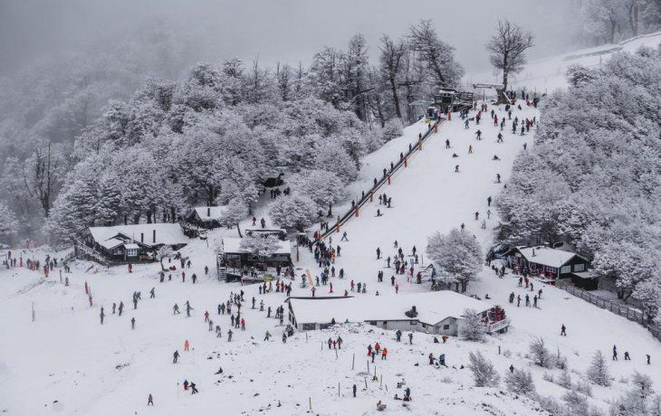 Cubierto. Las montañas se llenaron de nieve. En Cerro Bayo se puede esquiar desde la cima hasta la base.