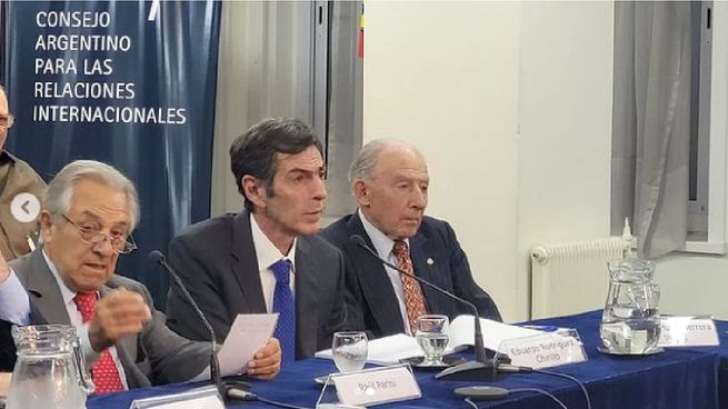 El abogado Eduardo Rodríguez Chirillo (de corbata azul) y el ingeniero químico Raúl Parisi (a su derecha, de corbata roja), son los hombre de la energía de Javier Milei.