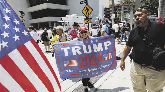 AGITACIÓN. Simpatizantes trumpistas se reunieron en Miami para apoyarlo antes y durante su presentación judicial de ayer. En la manifestación culparon por las acusaciones contra el expresidente a “los medios controlados por el comunismo”.
