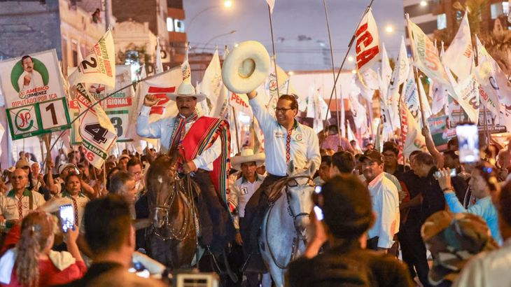 Roberto Sánchez llegó a caballo al cierre de su campaña. Roberto Sánchez llegó a caballo al cierre de su campaña.