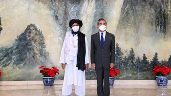 El líder talibán Abdul Baradar y el canciller chino Wang Yi, durante una reunión en julio.