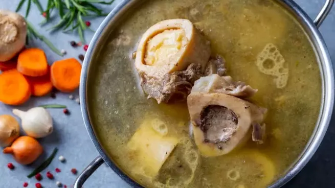 Cómo preparar el mejor caldo de huesos que fortalece a los huesos