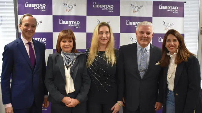 Los candidatos a senadores de La Libertad Avanza junto a la presidenta del partido, Karina Milei.