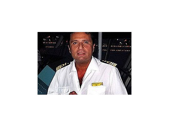 El crucero encalló tras chocar durante una maniobra para acercase a la costa.