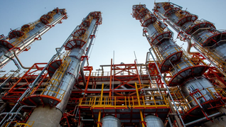 Refinería de YPF. El Complejo Industrial Enrique Mosconi produce más de 14 tipos de combustibles y productos petroquímicos, incluyendo naftas, diésel, fuel oil, JP1 (para aviones), lubricantes, asfaltos, propano, polipropileno y coke.