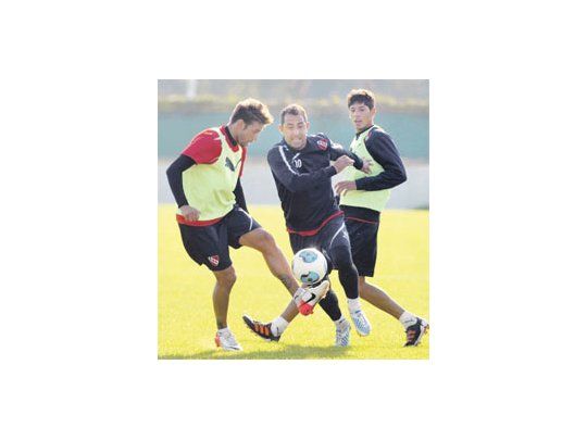 Ferreyra y Montenegro, en la práctica de fútbol de Independiente, que presentará un equipo ofensivo para jugar frente a River.