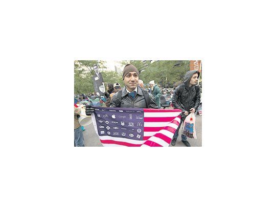 Una nueva manifestación de «indignados» se hizo visible ayer en Nueva York, en la que se cuestionó duramente a las grandes empresas. El movimiento no presenta la fortaleza de otros momentos, pero persiste.