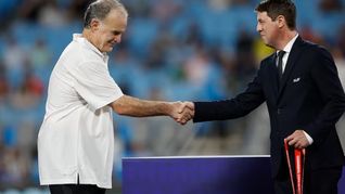 Ignacio Alonso, el presidente de la Asociación Uruguaya de Fútbol, y le entrega a Marcelo Bielsa la medalla por el tercer puesto en la Copa América.