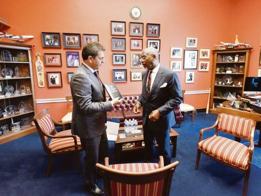 Apoyo. Sergio Massa se reunió ayer en Washington con Gregory Meeks, presidente de la Comisión de Asuntos Exteriores de la Cámara de Representantes. Le entregó un ejemplar de la Constitución Nacional.