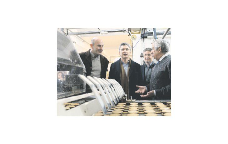 Dulces. Mauricio Macri visitó ayer la tradicional fábrica de alfajores Capitán del Espacio, de la localidad bonaerense de Quilmes.