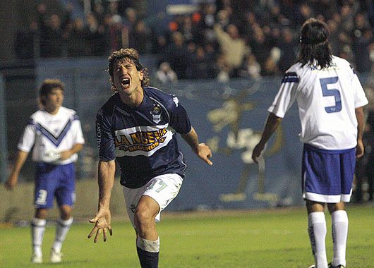 Romero festeja el segundo gol de Gimnasia. El 3 a 1 en la Plata fue la única caída del equipo de Gareca.