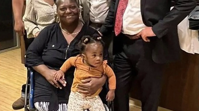 Pisó un clavo oxidado en el supermercado, fue a juicio y ganó una demanda de 10 millones de dólares.