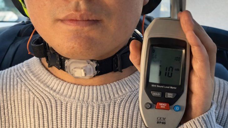 Se trata de un collar flexible que, mediante IA, permite traducir los impulsos a voz. Se trata de un collar flexible que, mediante IA, permite traducir los impulsos a voz.