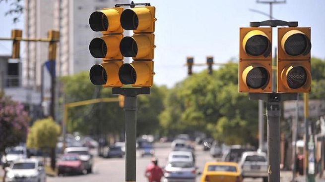 Semáforos sin energía. En el transcurso de la mañana, la mayoría de los usuarios fueron recuperando el servicio eléctrico. El subte opera con normalidad.