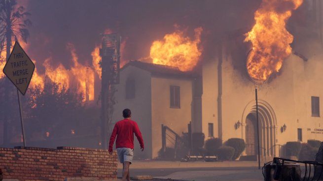 Robos y saqueos en medio de los incendios provocaron toque de queda en áreas de Los Ángeles.