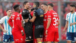 Los tumultos con el árbitro podrían no verse más en el fútbol argentino con la zona de capitanes