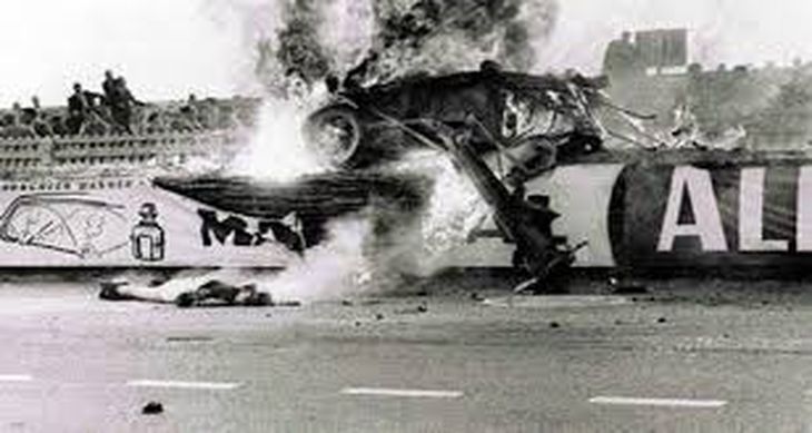 Ocurre el Desastre de Le Mans en 1955, mueren 82 espectadores al explotar el vehículo del piloto Pierre Levegh tras explotar en las tribunas. Ocurre el Desastre de Le Mans en 1955, mueren 82 espectadores al explotar el vehículo del piloto Pierre Levegh tras explotar en las tribunas.