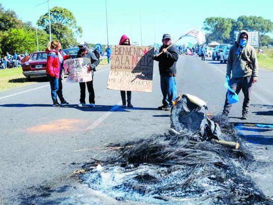 Contratiempo. El corte de organizaciones social sobre la Ruta 2 bloqueó el acceso a Mar del Plata.