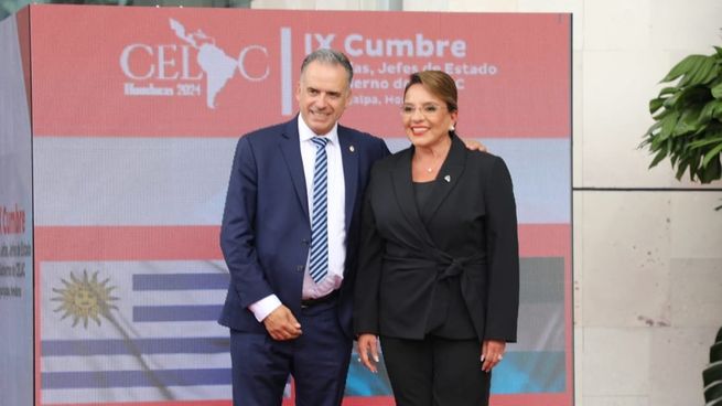 El presidente Yamandú Orsi realizó su primer viaje internacional hacia Honduras, en el marco de la cumbre de la Celac.
