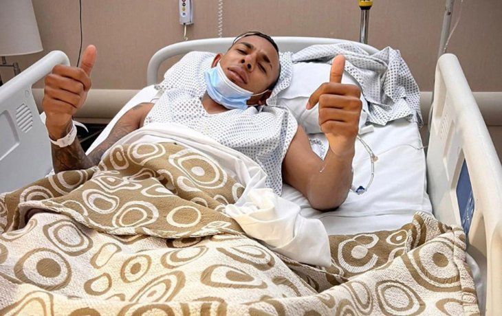 Pulgar arriba. Sebastián Villa fue operado con éxito.
