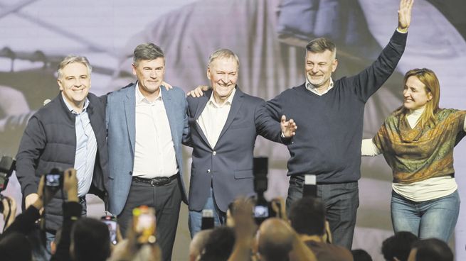 Broches. HUxC cerró anoche la campaña con Daniel Passerini escoltado por el gobernador Juan Schiaretti y su sucesor ya electo, Martín Llaryora.&nbsp;