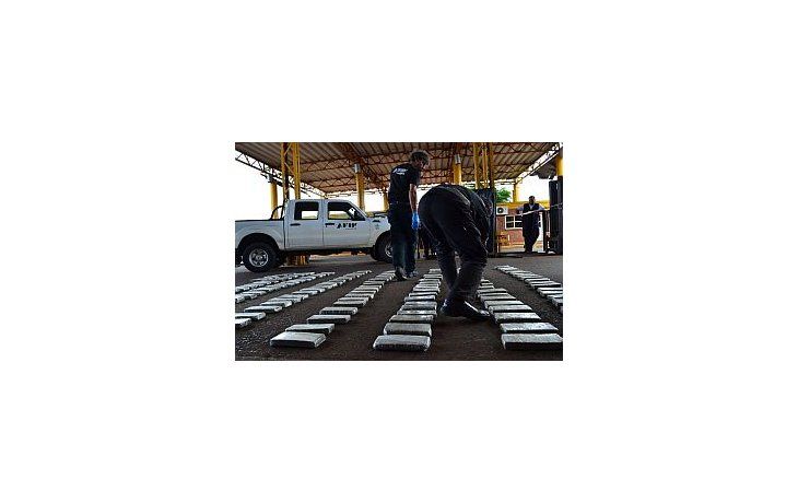 La AFIP secuestró más de 200 kilos de marihuana valuados en más de $ 2.000.000 en un control vehicular de ingreso al país realizado en el Puente Internacional San Roque González de Santa Cruz, que une la ciudad de Posadas con Encarnación del Paraguay.