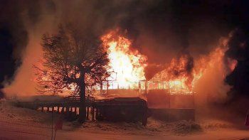 voraz incendio destruyo un restaurant de alta montana en el cerro chapelco