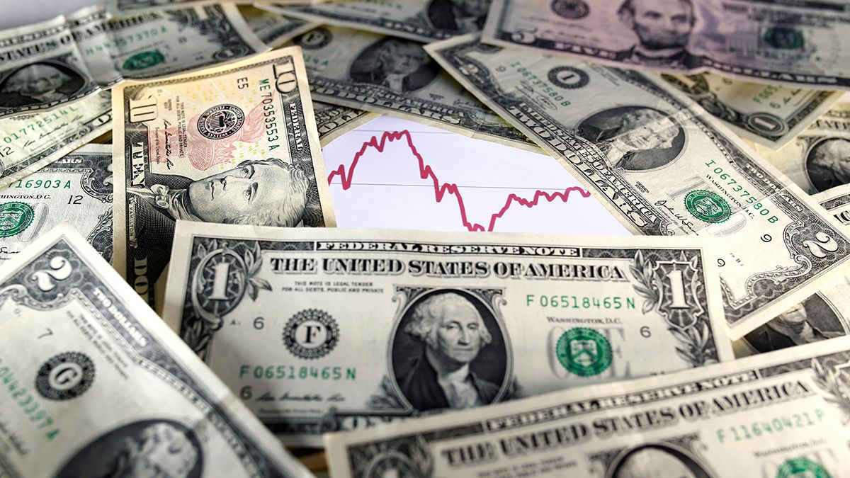 The dollar opened the week on the rise amid the market crash